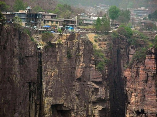 中国最危险村庄 坐落悬崖边让人望而生畏