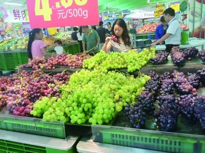 7月29日,步步高超市红星店内的"葡提节"葡萄销量不错.