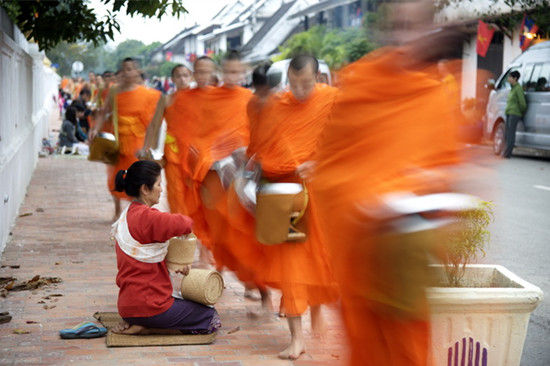 琅勃拉邦:在千年佛教中心看清晨布施