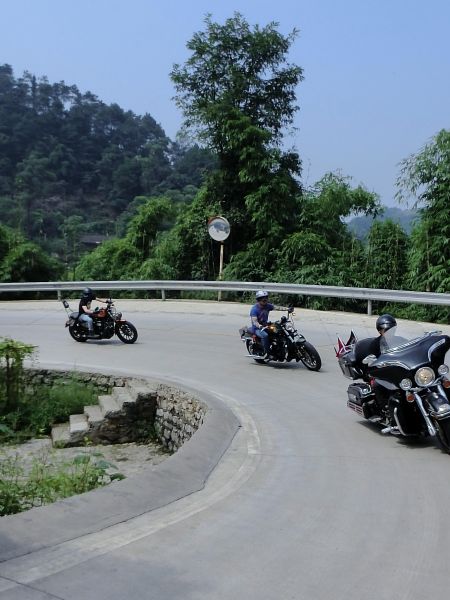 追逐自由的城市骑士 哈雷骑手齐游丰盛古镇_新