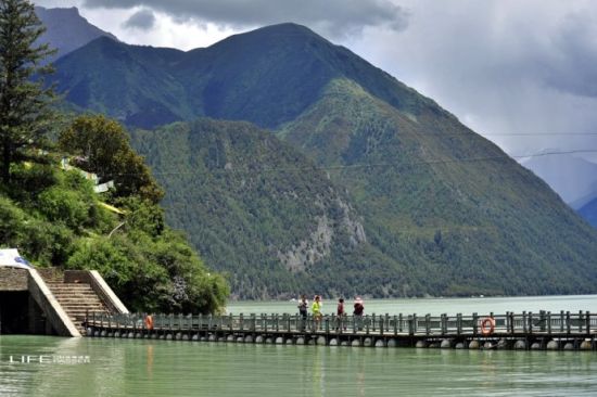 绿色的巴松措，千年的措宗寺