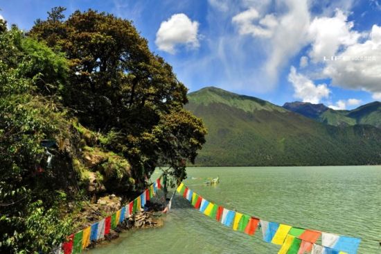绿色的巴松措，千年的措宗寺