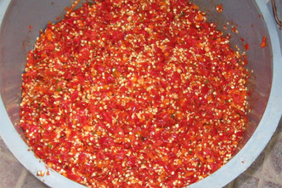 图注:制作中的糟辣椒