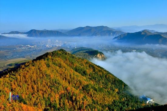 在日光山山顶,一眼望去,中朝两国秀美风景尽收眼底