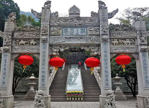 省内名寺庙虔诚一拜 祈求来年做个任性有钱人