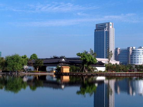 台州是中国黄金海岸线上一个年轻的滨海城市,位于浙江沿海中部,上海经济区的最南翼。台州历史悠久,是江南翼龙化石的发现地和五千多年前新石器时代的下汤文化的发祥地。 台州兼得山海之利,历史上就有海上名山之美称。台州是浙江粮食的主要产地之一,也是中国主要的水果之乡,名果黄岩蜜桔和玉环文旦中外驰名。