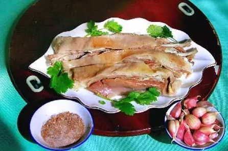 中国德昂族特色美食:酸笋炖鸡