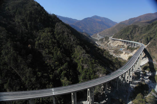 它就是从四川雅安到凉山彝族自治州首府西昌的雅西高速,在这条公路上