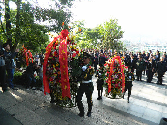 向红军烈士敬献花篮仪式