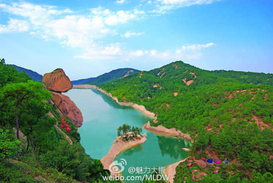 踏春时节,山花浪漫,红的杜鹃花,兰的丁香花、白的月季花、黄的蒲公英、油菜花,漫山遍野竞相怒放,煞是美丽!可约三五好友,品一盏金鼓露毫、赏一池春水荡漾,听那龙泉绿茶的神奇故事;倘若遇上春雨如烟,乘一叶轻舟,于这天池之中做个逍遥与云雾之间的快活神仙! 新浪旅游配图:金鼓天池 图片来源:@魅力大悟