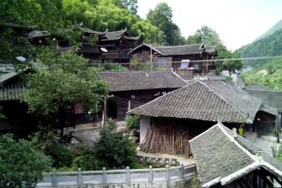 寻觅寨子深处,山寨并不山寨,整个寨子依山势而鳞次栉比地排列,每一户都是全木卯榫结构的土家族吊脚楼,虽历经百年风霜雨雪,却不见一丝老气横秋。吊脚楼由正屋跟厢房组成,除了正屋建在实地上,左右厢房三边皆悬空,靠粗大的木柱支撑。吊脚楼不仅通风干燥,又能防毒蛇、野兽,楼板下的空挡,还可养猪喂牛、放杂物。吊脚楼优雅的丝檐和宽绰的走栏自成一格,极具民族特色。 新浪旅游配图:恩施彭家寨 图片来源:@王关歪