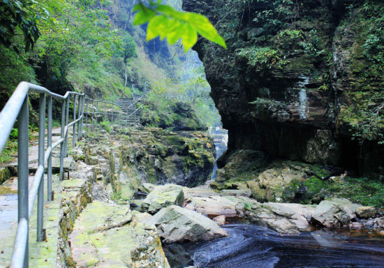 答:南宁市市区至大明山山脚旅游专线车乘车地点:广西运德旅游超市(原