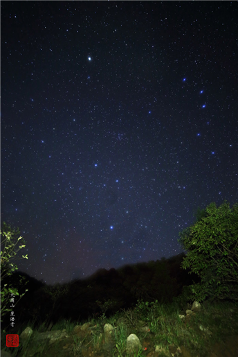 满天的星星来得那么自然，又亮又大，感觉自己好像离它很近，真的有“手可摘星辰”的感觉。