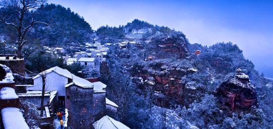 齐云山,下山的途中,身边雪景相伴.看景要注意脚下哦!