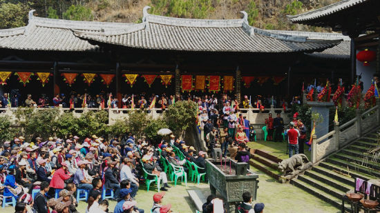 来自中国各地的广大彝胞会来到巍山南诏彝族土主庙一起祭拜共同的祖先