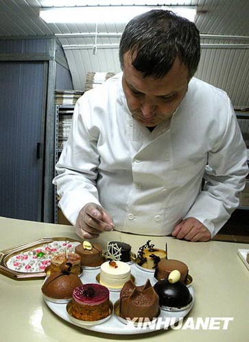 组图:罗马尼亚甜点师用仿真钻石装饰糕点