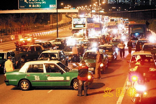 香港300余辆出租车罢运 围堵赤鱲角国际机场(