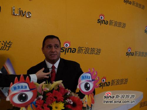 图为纽约帝国大厦观景台总监Jean—Yves在接受专访