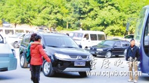 白公馆停车场内,一些妇女拦住车辆问“你们是不是来旅游?”
