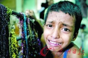 　一位不到10岁的印度童工在失声痛哭。(资料图片)
