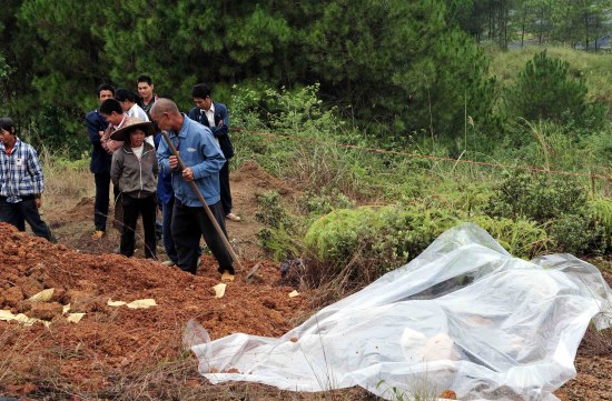 10月14日,当地群众在清理事故现场。新华社记者 陈瑞华 摄