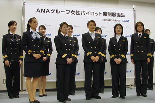 全日空向媒体公布了首次制作的女飞行员制服