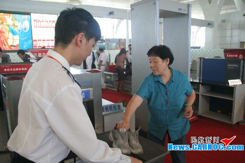 银川河东机场安检升至三级 旅客登机要脱鞋(图