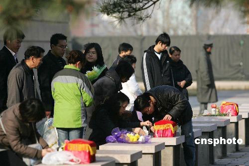 组图:北京迎来清明节前首个祭扫高峰