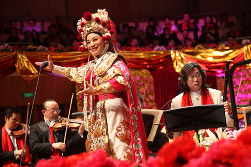 小香玉助阵新春音乐盛典 戎装扮相以一挡百