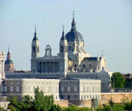 西班牙马德里景点:阿尔穆德纳大教堂
