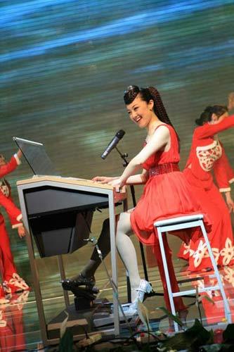 王小玮表演的双排键新颖独特,被誉为琴键上的