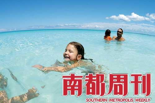 在海湾岛游泳，对大人小孩来说都是一桩美事。