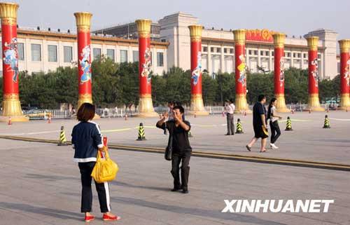 　9月14日，游人在北京天安门广场留影。新华社记者高学余摄