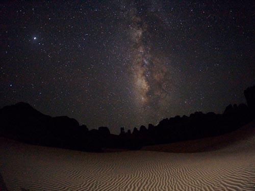 撒哈拉沙漠夜空的银河系