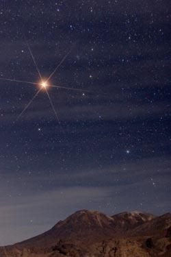 火星在伊朗山区夜空闪烁
