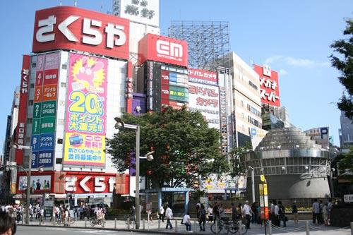 新宿站东口.从这里出发到歌舞伎街只需5分钟.