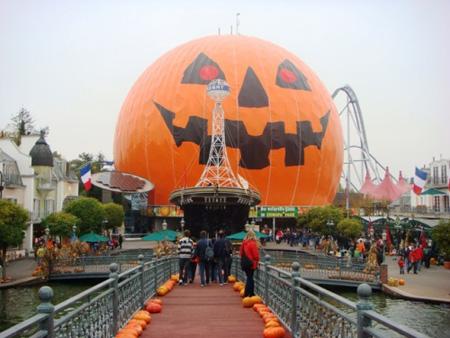 ԭ԰ܾʱĽװγһ޴Ϲϵƣӭpumpkin coasterϷĿ