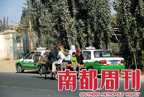 驴车是南疆的特色交通工具，很受游客欢迎，出租车只有喀什城里有，出了城就只能乘驴车了。