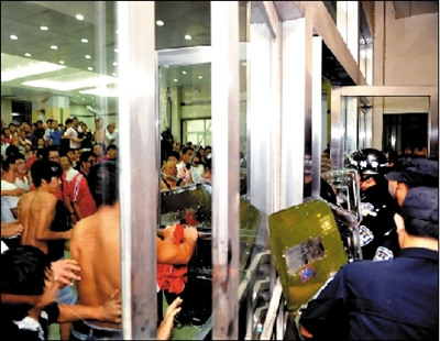 由于不满建业最近战绩太差,赛后情绪激动的建业球迷与防暴警察对峙。图/Osports 由于不满建业最近战绩太差,赛后情绪激动的建业球迷与防暴警察对峙。图/Osports