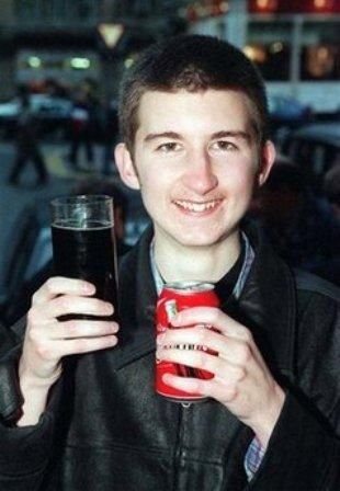 英国小伙斯图尔特。唐纳利年仅29岁就逝世了，13年前，他曾是英国史上乐透大奖最年轻得主。