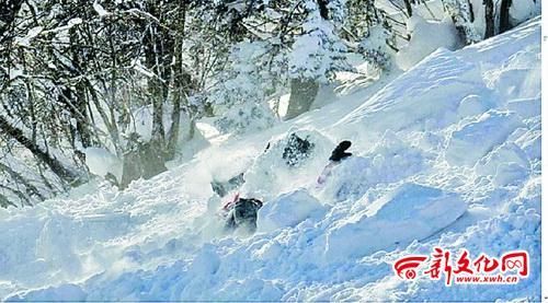 网友登长白山遭遇雪滑坡被冲出数十米