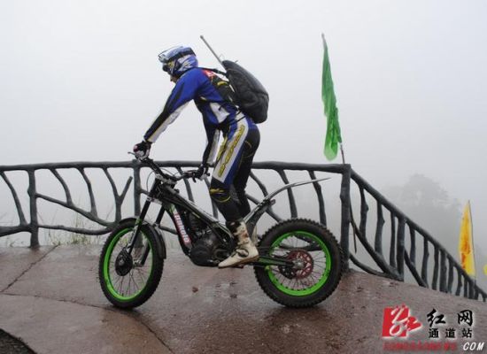 新西兰全国攀爬车挑战赛冠军迈克在万佛山试