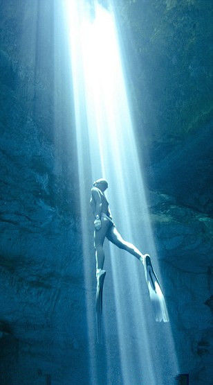 西班牙1对夫妻惊险裸潜探秘海洋世界