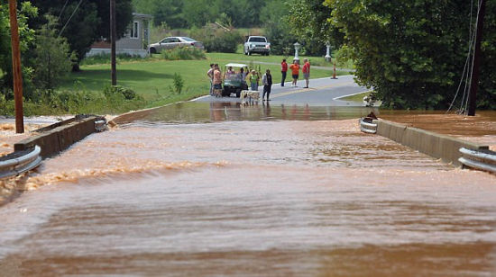 美国突降大雨致河水上涨 2人溺水身亡