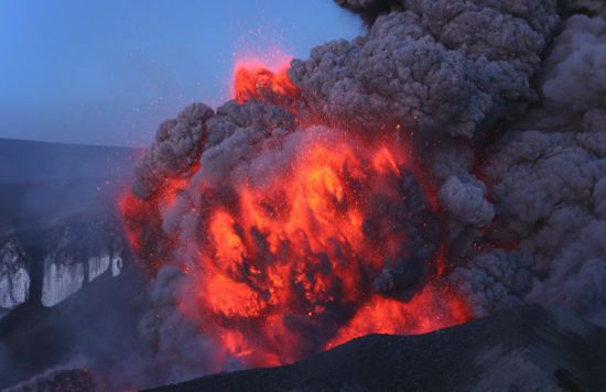 德国摄影师费十年追拍火山喷发画面