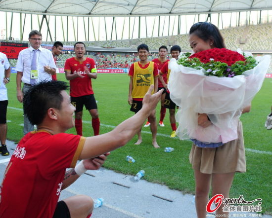 中甲十大感人瞬间:任鹏球场告慰亡父 球员拾金
