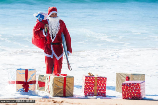 澳大利亚圣诞老人玩冲浪海中带惊喜_空域-水域