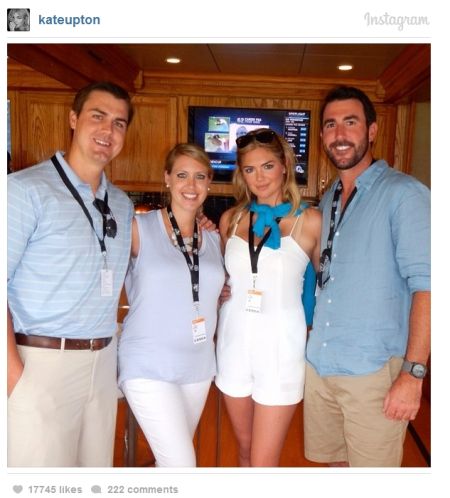 泳装超模厄普顿再访湾丘 曾被高球皇帝高调一