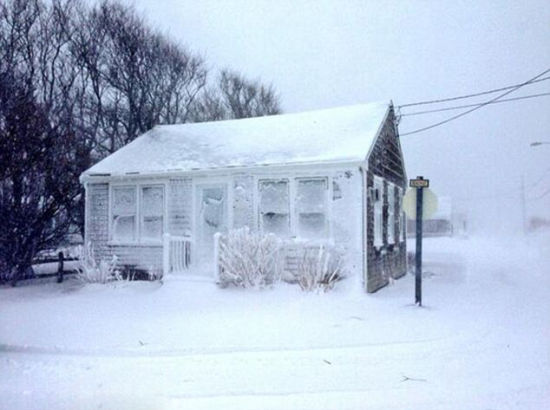 美国东北部迎来暴风雪天气 形成3米雪浪