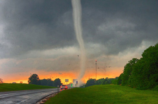 美国摄影师不顾危险追闪电风暴拍惊人大自然